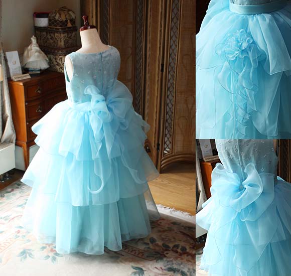 バックスタイルのドレスとリボンデザインの詳細