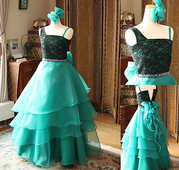 ドレスのデザインとスカートシルエット、2WAYコサージュデザインの詳細