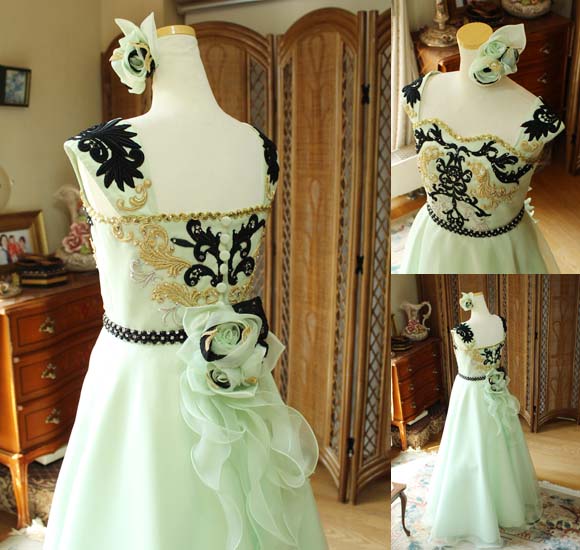 クルミボタン 背後のドレスデザイン