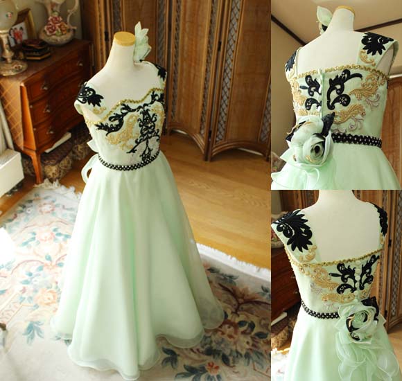 トップスのデザイン 繊細なデコルテ