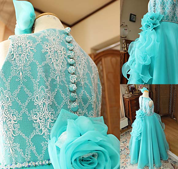 背後の繊細な細工 レース素材 バラのお花