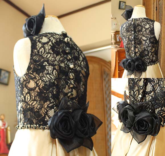 クルミボタン 背後のデザイン 薔薇コサージュ